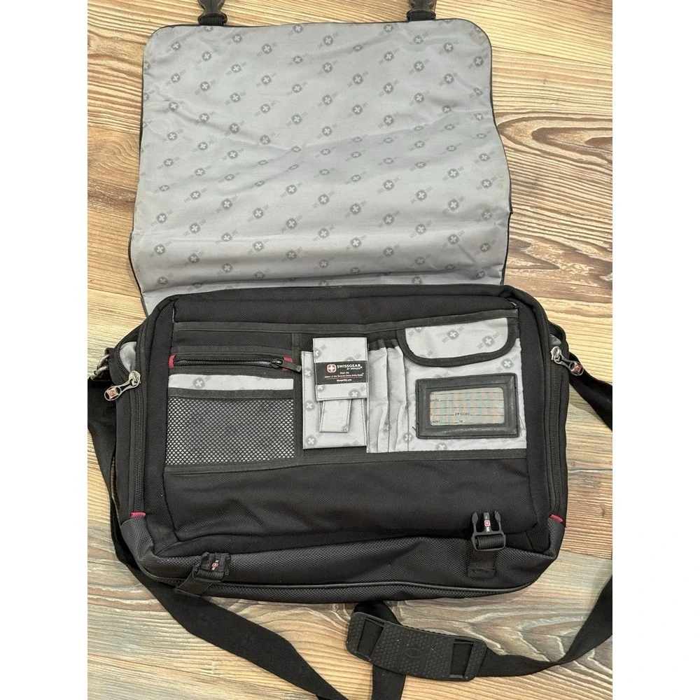 Swiss Gear Large Laptop Bag & Messenger 17x15x5 in With 14 Pockets.